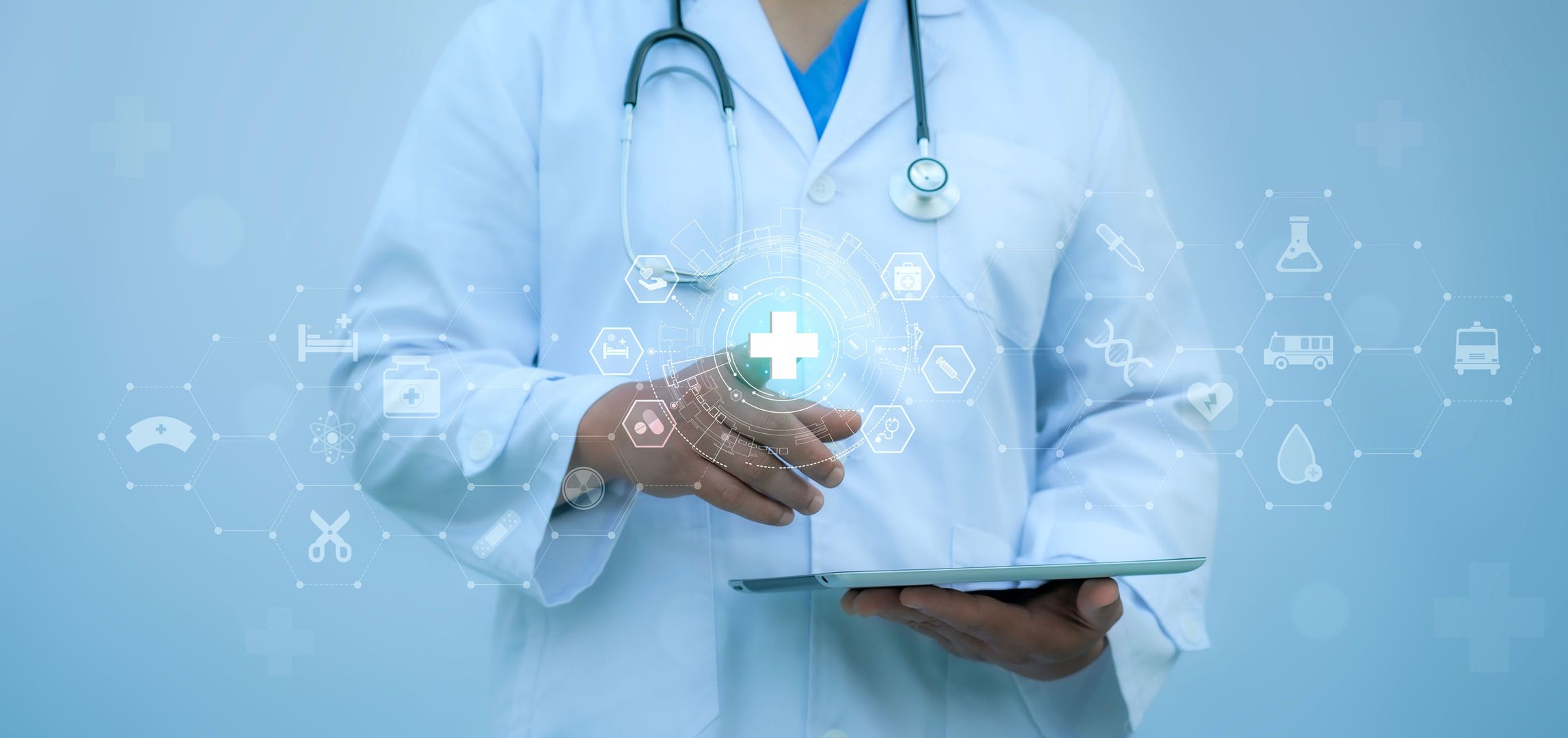 Person im weißen Kittel mit Stethoskop hält ein Tablet und interagiert mit virtuellen Symbolen aus dem Gesundheitsbereich, Darstellung moderner Medizintechnologie auf blauem Hintergrund