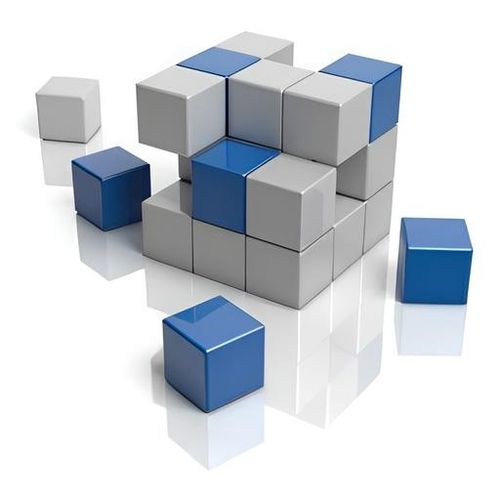 Graue und blaue Würfel bilden ein teilweise zusammengesetztes 3D-Konstrukt, einige Würfel liegen locker daneben.